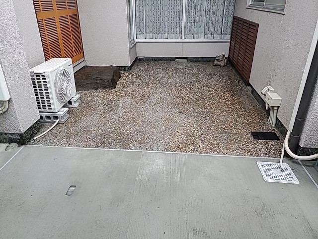 中庭　洗出しと目隠し補修完了